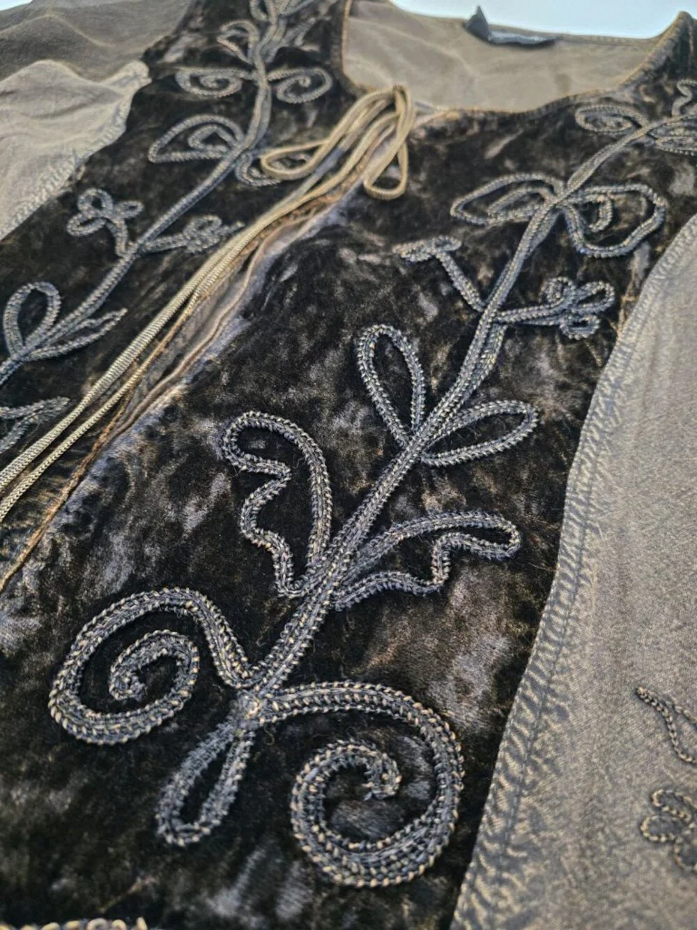 All That Jazz ✦ Velvet Embroidered Brown Boho Blouse ✦ Bell Sleeve Ruffle Hem M - Picture 13 of 15